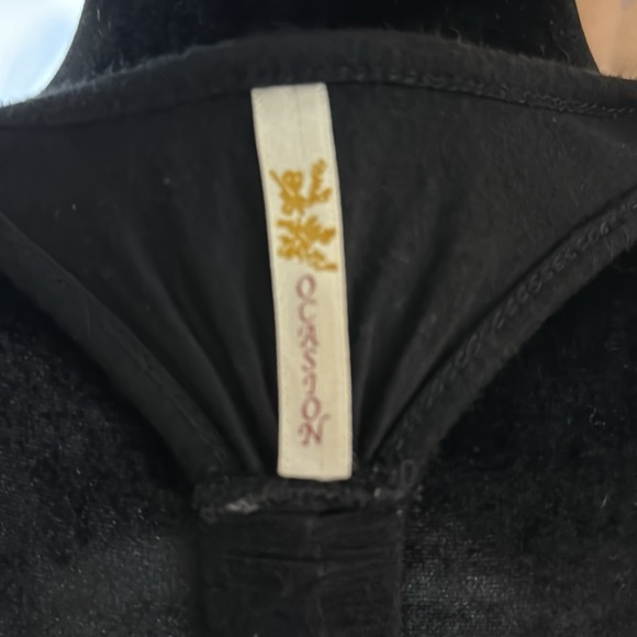 ☺️ Occasion-Racer back Tank Top. Black, pink rose design, Bonjour Paris.size 4. - Picture 7 of 7